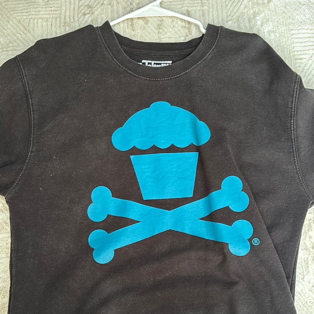 JOHNNY CUPCAKE SWEATER LONG SLEEVE